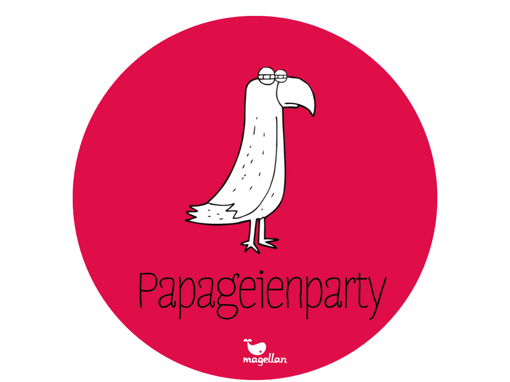 Roter Kreis mit einer Zeichnung eines Papageien in der Mitte mit zusammengekniffenen Augen. Darunter steht in schwarz „Papageienparty“.