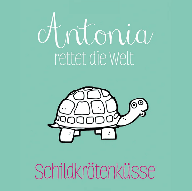 Buchcover mit türkisem Hintergrund. In der Mitte ist eine gezeichnete Schildkröte mit einem Kussmund zu sehen. Über ihr steht „Antonia rettet die Welt“, darunter „Schildkrötenküsse“.