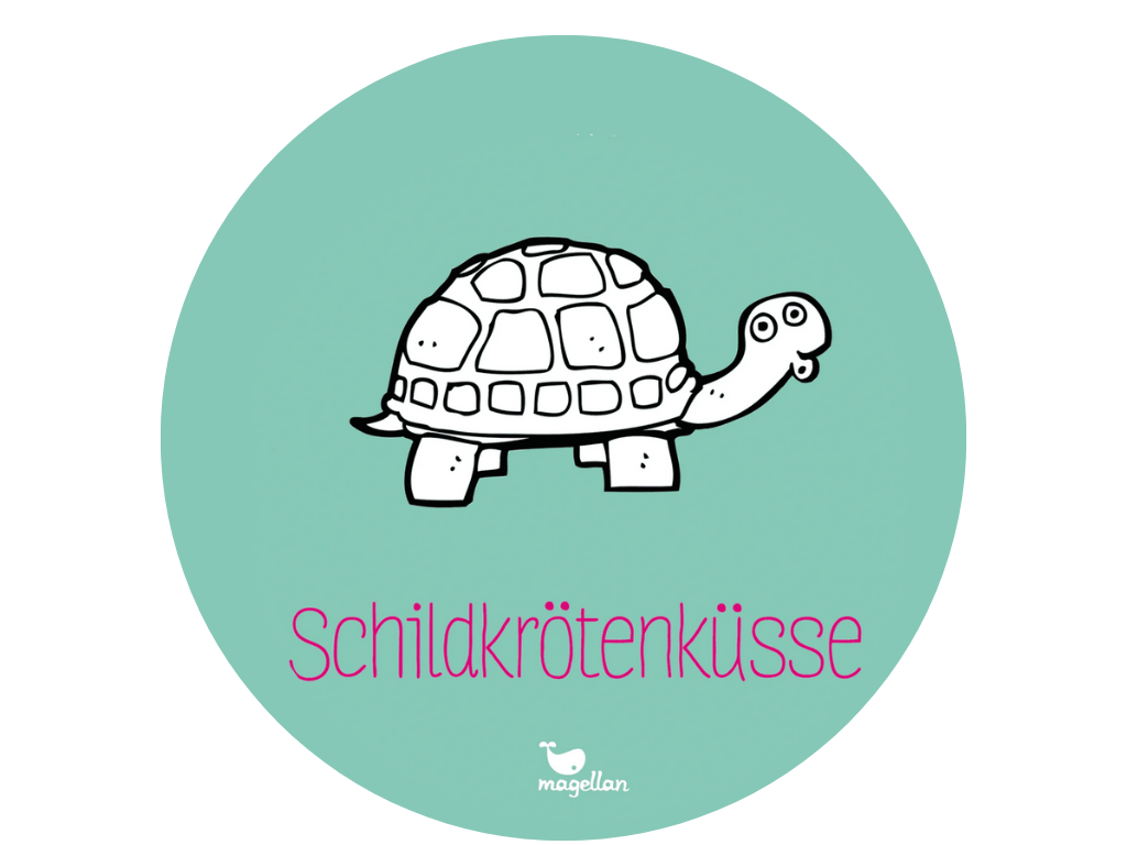 Türkiser Kreis mit einer Zeichnung einer Schildkröte mit einem Kussmund in der Mitte. Darunter steht „Schildkrötenküsse".