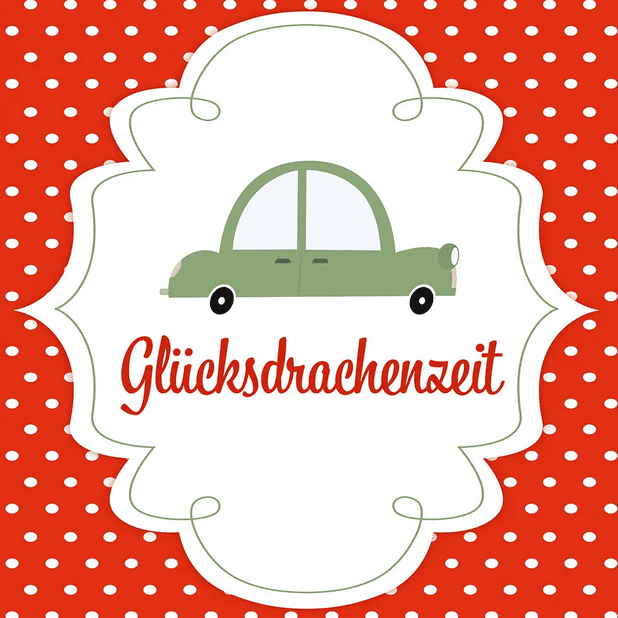 Auf rotem Hintergrund mit weißen Punkten ist eine weiße, wolkenförmige Fläche zu sehen. Darin steht ein gezeichnetes grünes Auto, darunter der Schriftzug „Glücksdrachenzeit“.