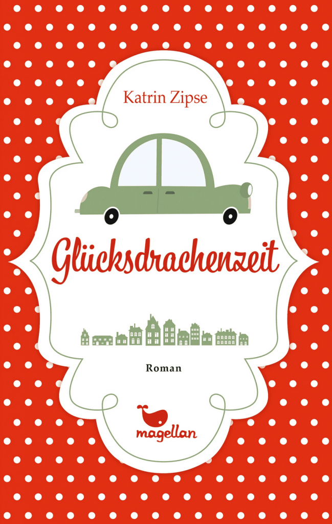 Auf rotem Hintergrund mit weißen Punkten ist eine weiße, wolkenförmige Fläche zu sehen. Darin steht ein gezeichnetes grünes Auto, darüber "Katrin Zipse" und darunter der Schriftzug „Glücksdrachenzeit“. Noch etwas weiter darunter ist eine Reihe gezeichneter Häuser, ebenfalls in grün.