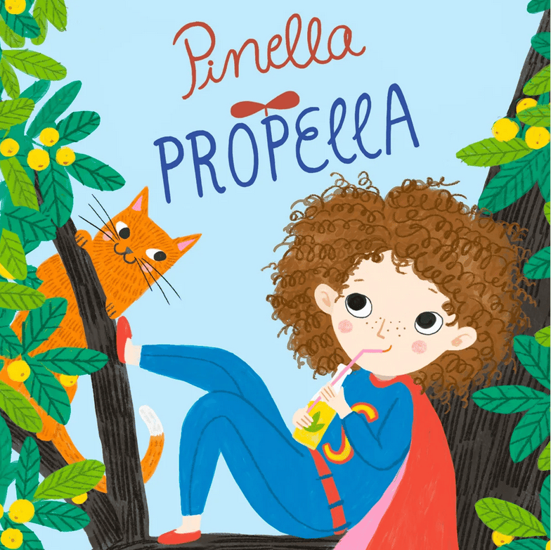 Gezeichnetes Buchcover: Ein kleines Mädchen im Superheldinnen-Kostüm sitzt auf einem Baum und trinkt Limonade. Gegenüber sitzt eine orangefarbene Katze. Über ihnen steht der Schriftzug „Pinella Propella“.