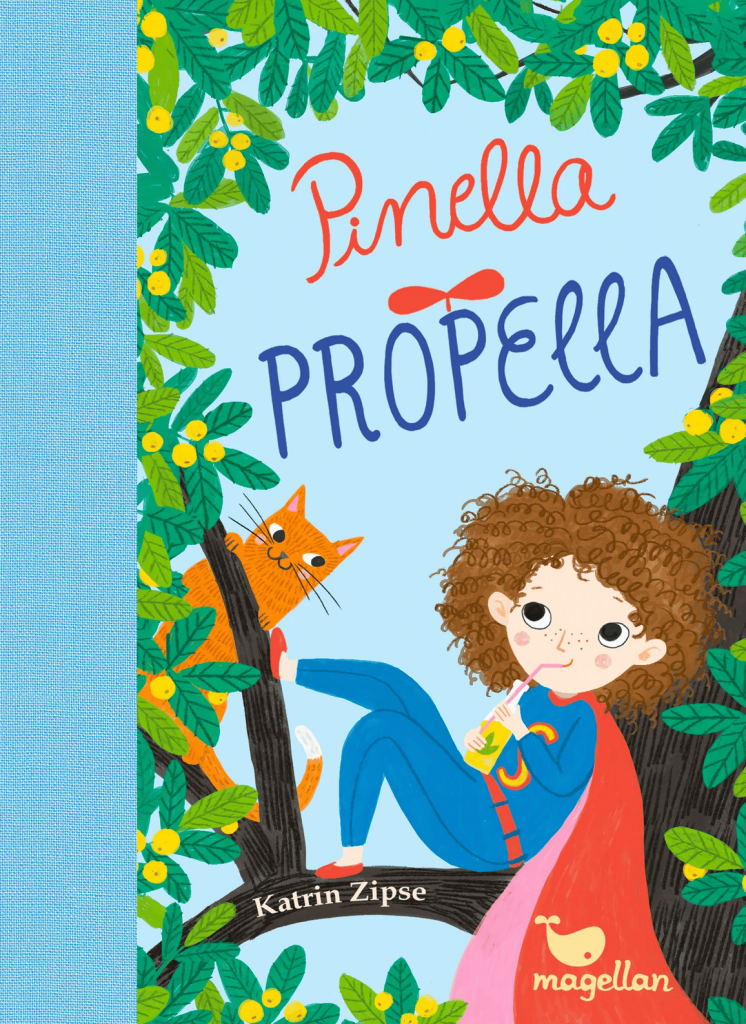 Gezeichnetes Buchcover: Ein kleines Mädchen im Superheldinnen-Kostüm sitzt auf einem Baum und trinkt Limonade. Gegenüber sitzt eine orangefarbene Katze. Über ihnen steht der Schriftzug „Pinella Propella“.
