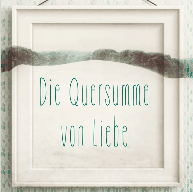 Buchcover mit einem Bilderrahmen, in dem der Schriftzug „Die Quersumme von Liebe“ steht. Der Rahmen hängt an einer Wand mit blau-weiß gemusterter, leicht verschmutzter Tapete.
