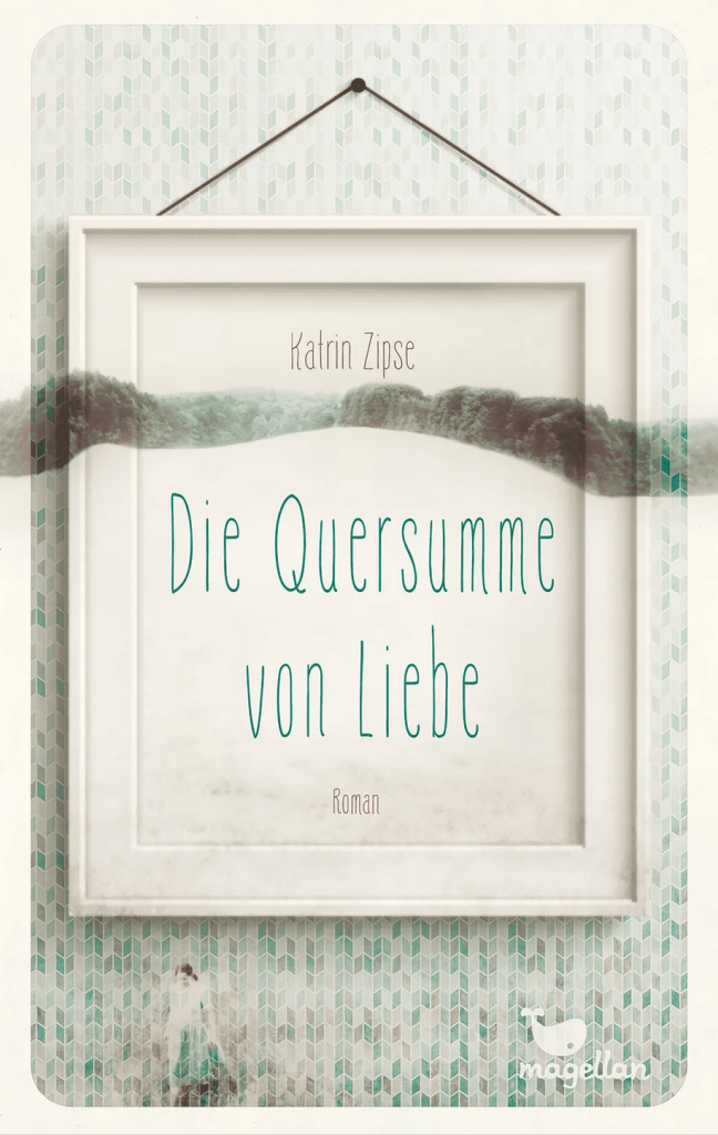 Buchcover mit einem Bilderrahmen, in dem der Schriftzug „Die Quersumme von Liebe“ steht. Der Rahmen hängt an einer Wand mit blau-weiß gemusterter, leicht verschmutzter Tapete.